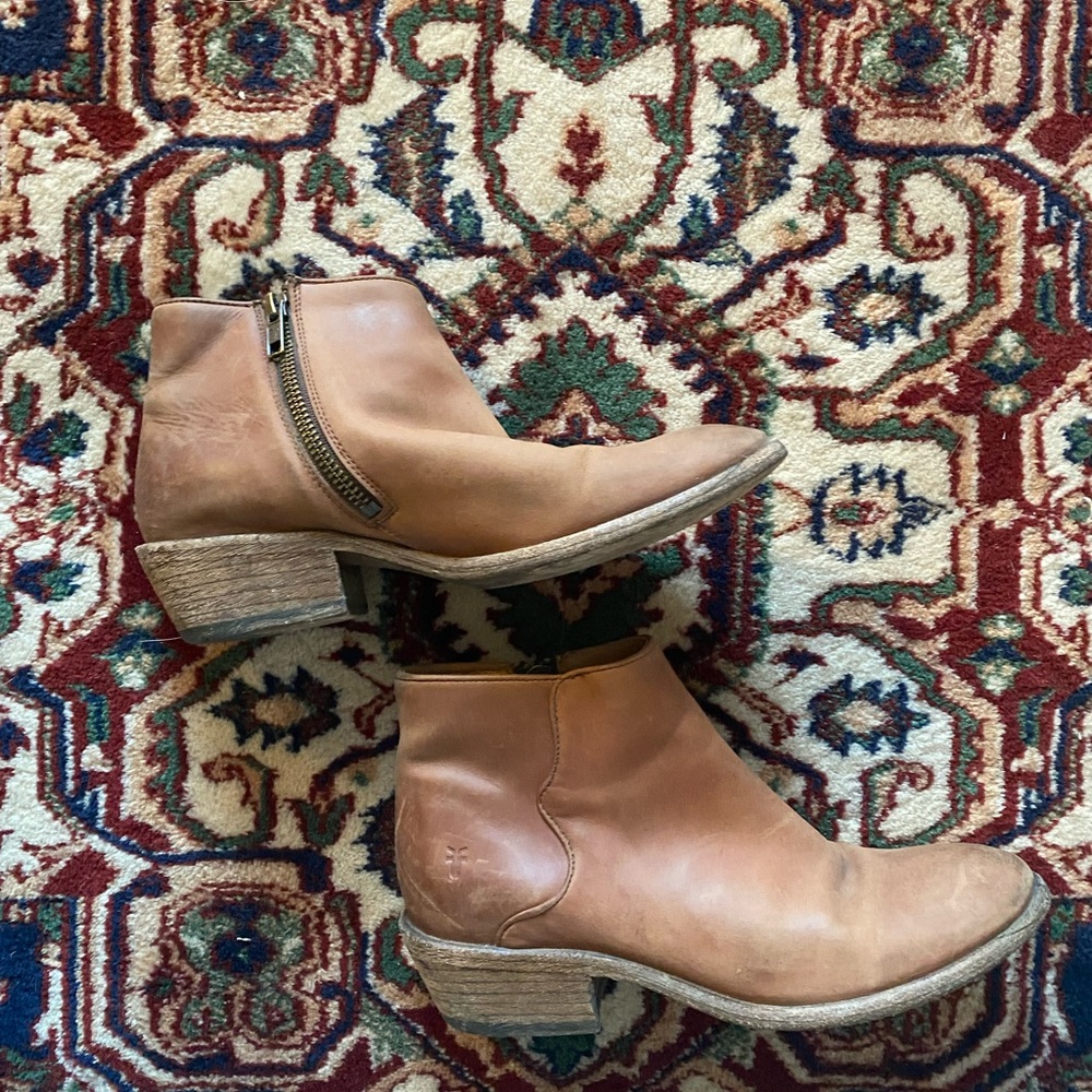 Frye Carson ankle boots size 6